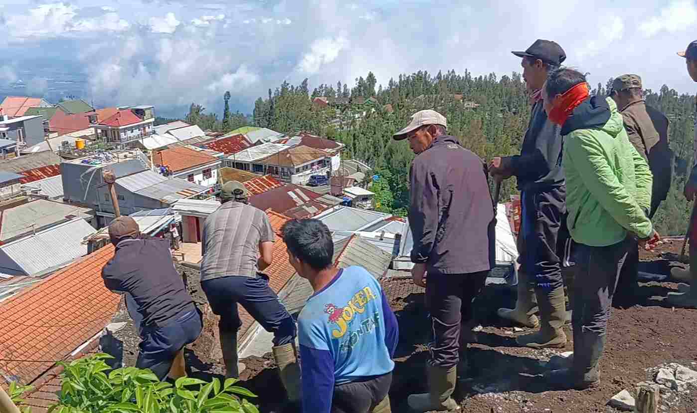 Nunggu Alat Berat Datang Warga Kerja Bakti Evakuasi Material Longsor