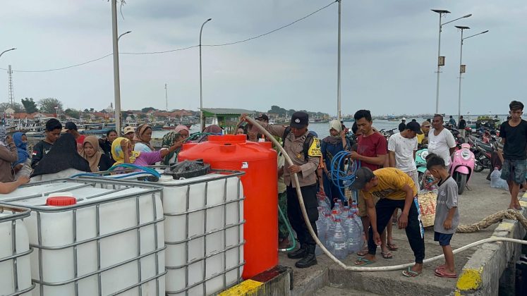 Krisis Air Bersih Di Gili Ketapang Polres Probolinggo Kota Siagakan