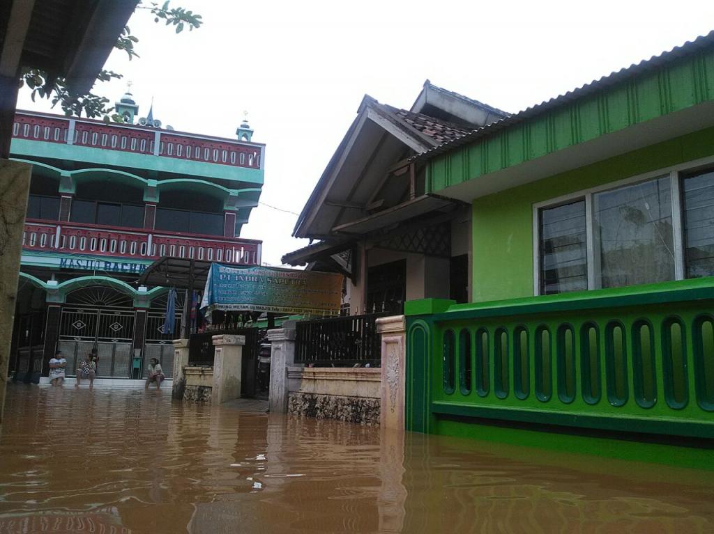 Banjir Wilayah Timur Pasuruan Mulai Surut Warga Kesulitan Bersihkan