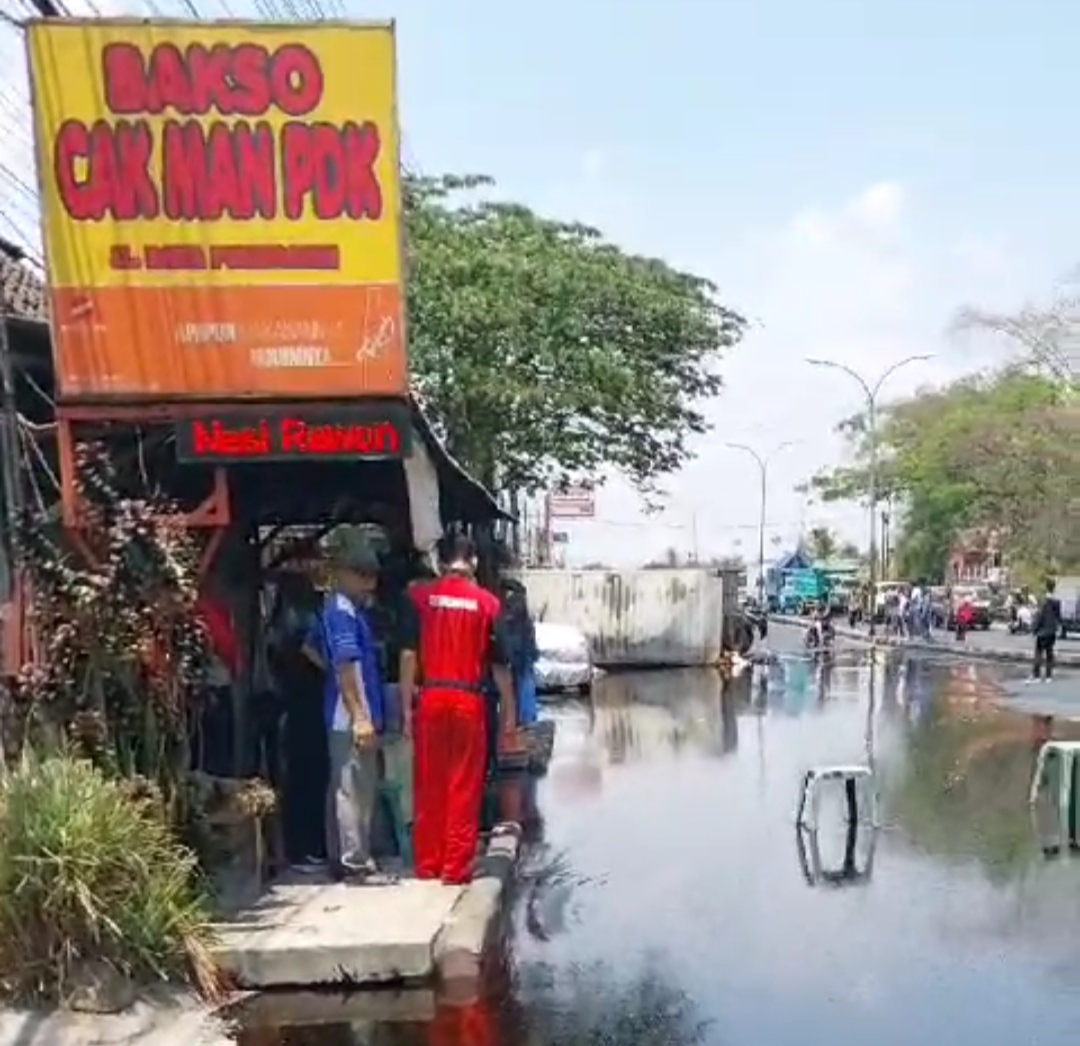 Truk Kontainer Terguling Di Jalan Raya Kertosari Muatan Tetes Ambyar Di Jalan Wartabromo