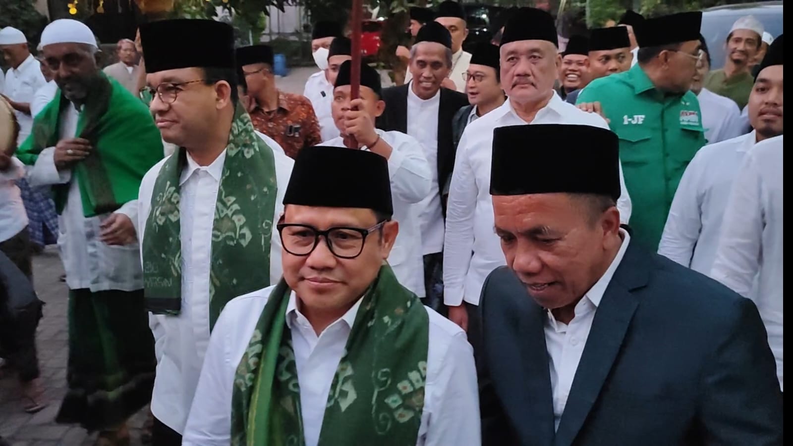 Anies-Muhaimin Datangi Ponpes Al Yasini, Gus Mujib Kalungkan Serban ...