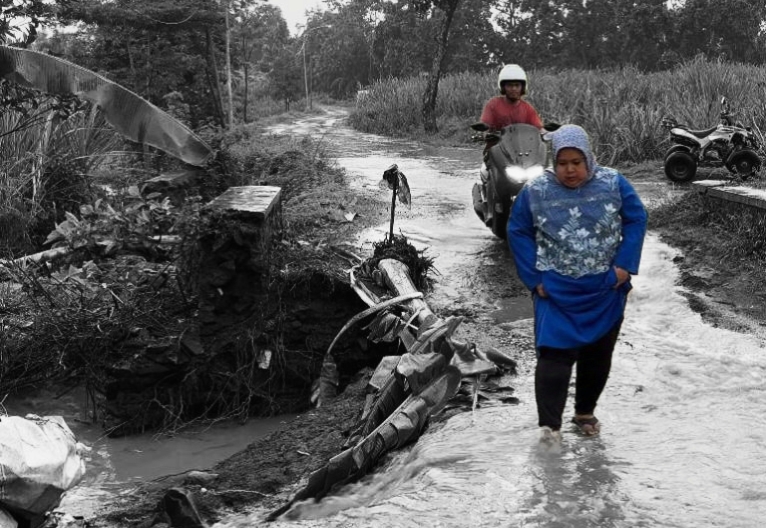 Jembatan Tanggulangin Penghubung Antar Desa Di Kejayan Rusak Diterjang Banjir Wartabromo