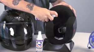 Ini Langkah Membersihkan Helm yang Berbau Tak Sedap 
