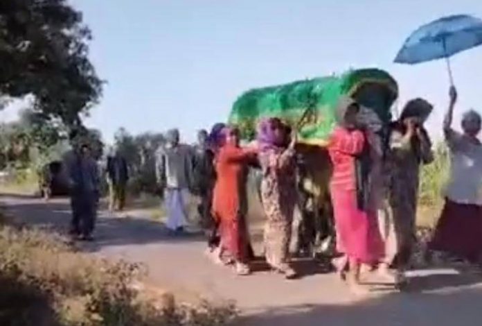 Viral Video Ibu-Ibu di Kejayan Gotong Keranda Mayat untuk Tolak Bala - wartabromo