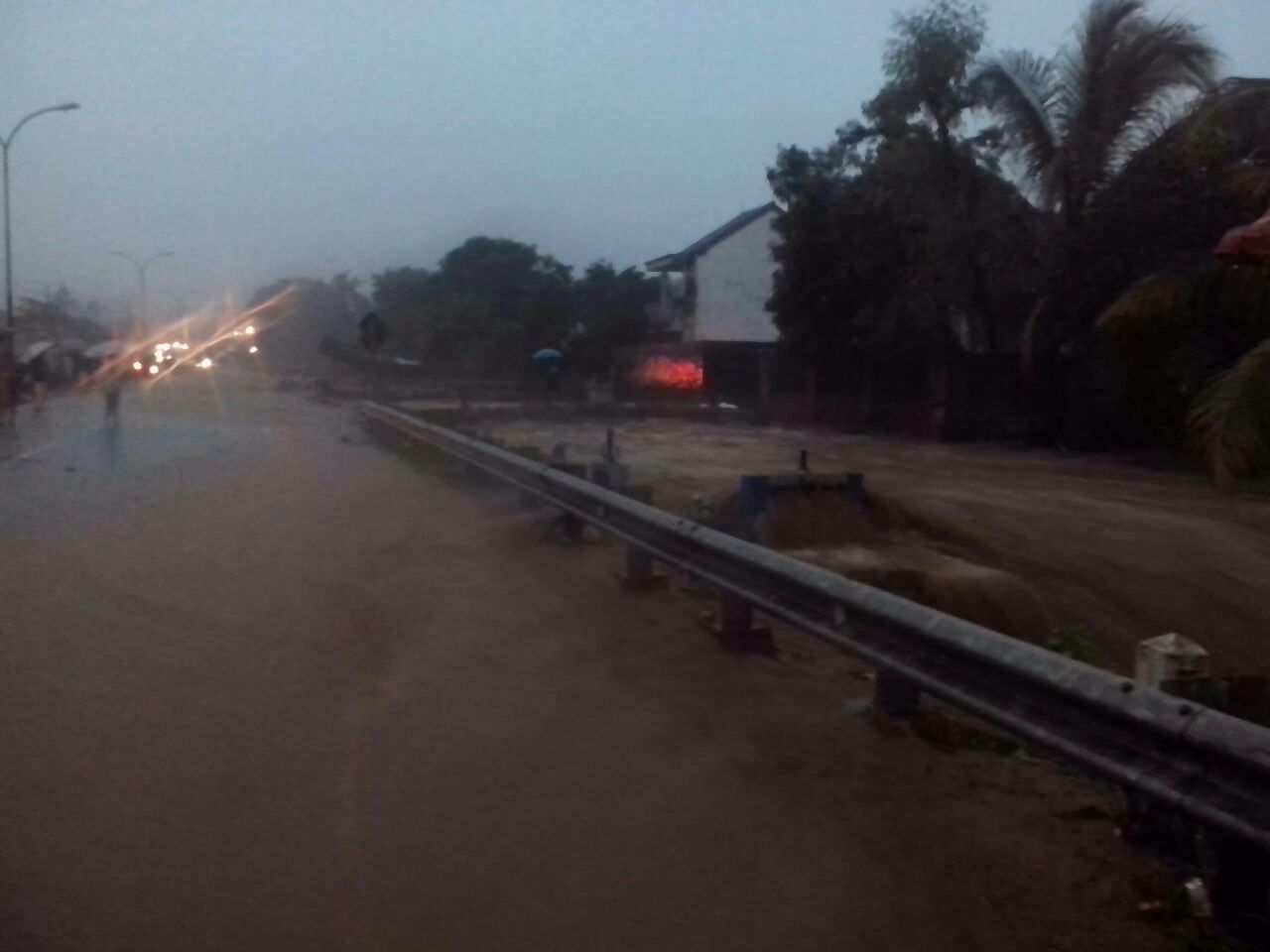 Air Sungai Sempat Meluap, Jalur Surabaya - Malang Di Purwosari Lumpuh ...