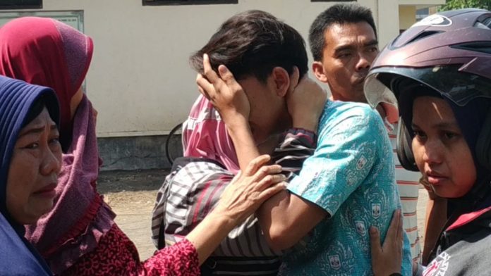 Salah satu putra dari pasangan suami istri yang tewas dalam kecelakaan bus tabrak truk di tol Paspro, Jumat (15/11/2019)