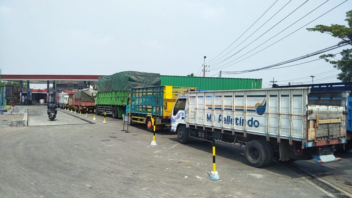 PASOKAN SERET: Deretan kendaraan mengantre solar di SPBU Cangkringmalang, Beji, Kabupaten Pasuruan (foto: khusnul)