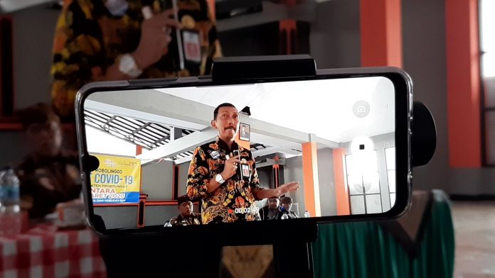 Gambar Orang Lagi Main HP Tak Benar Ada 19 ODP di Kabupaten Probolinggo WartaBromo