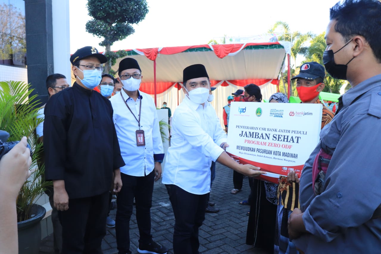 Ingin Pasuruan Zero ODF, Bank Jatim Salurkan Bantuan untuk Jamban Sehat