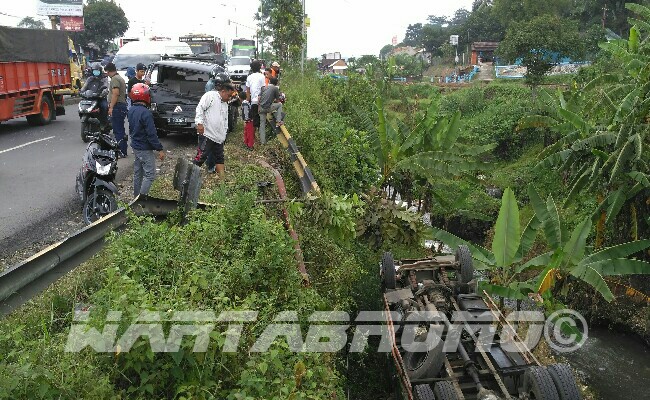 Kronologi Kecelakaan Beruntun Truk Tronton Masuk Sungai Di Simping ...