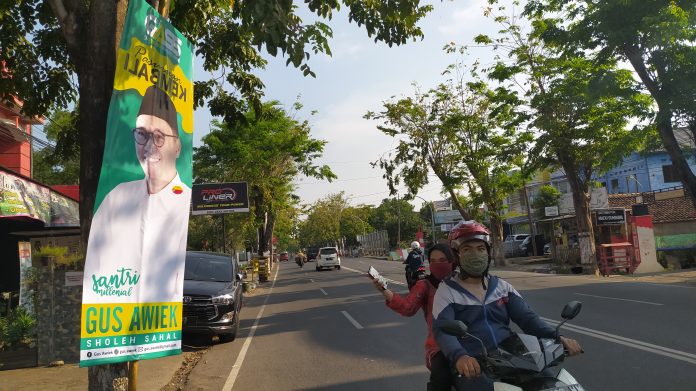  Banner  Kampanye Gus Awiek Beredar Liar di Jalanan  Kota 