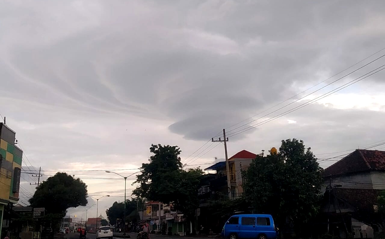 Awan Cantik Menyembul Di Langit Pasuruan Petanda Apa Wartabromo