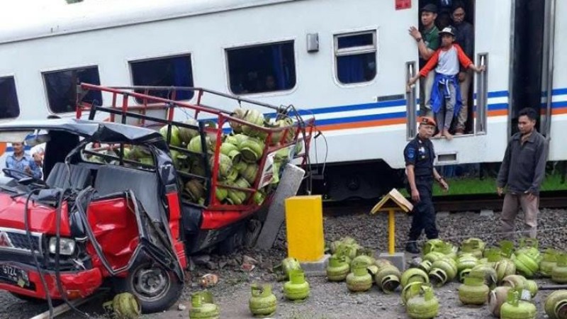 Pikap Ngangkut Tabung Elpiji Ditabrak Kereta di Wonokerto 