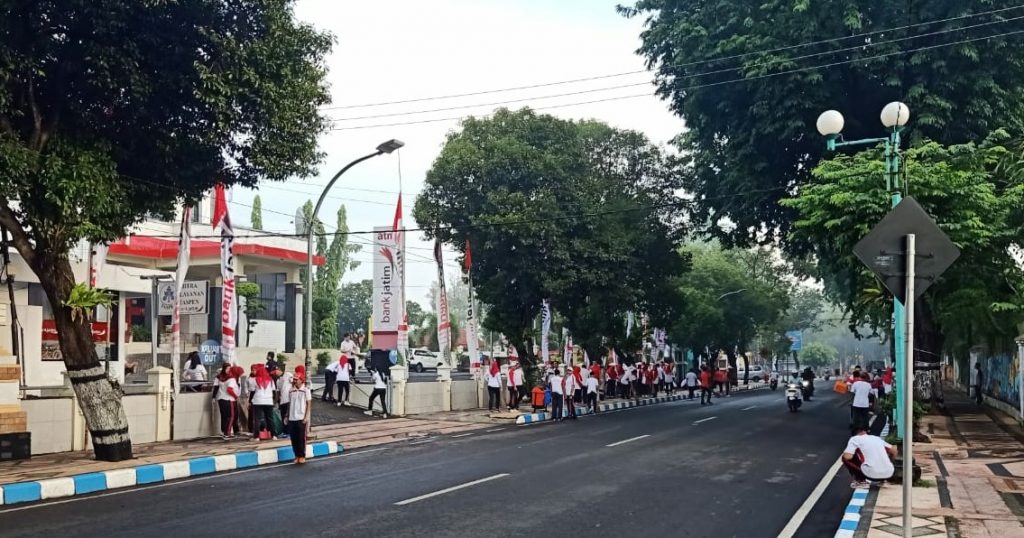 Karyawan Bank Jatim Pasuruan Kerja Bakti Massal - WartaBromo