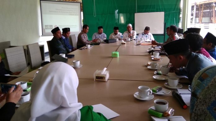 Peserta FGD bertema Kerentanan Terhadap narasi Kekerasan di Pasuruan tampak mendiskusikan isu Radikalisme, Senin (4/2/2019)