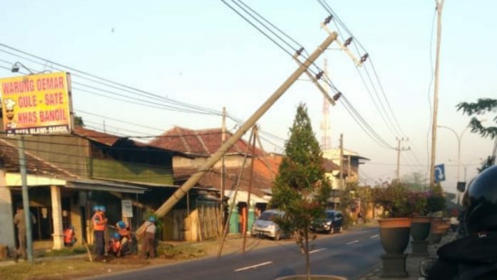 Tiang listrik roboh