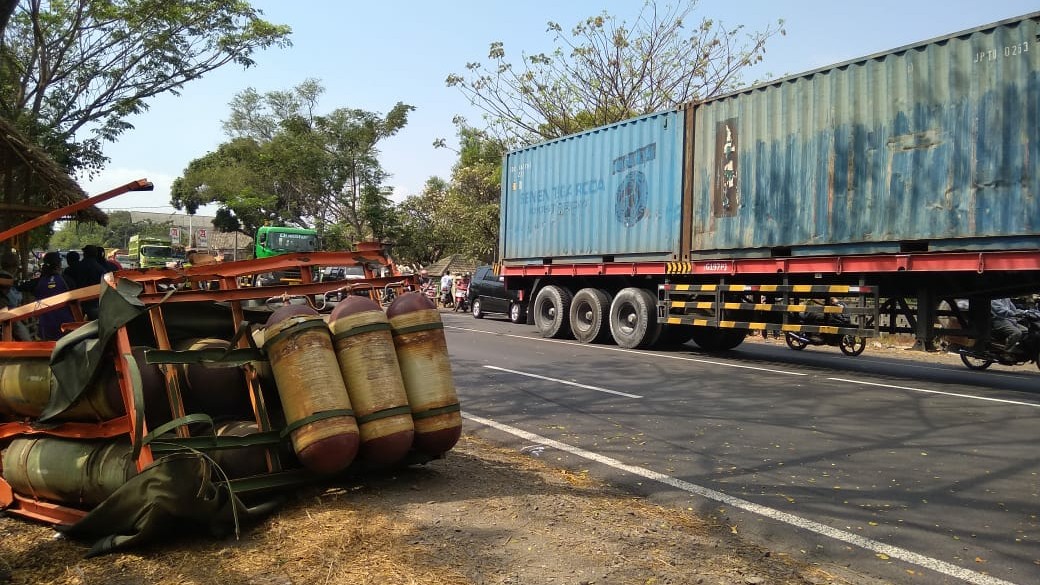  Truk  Gas  Terguling Dievakuasi Jalur Pantura di Patal 