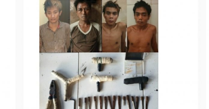 Kawanan pencuri asal Kecamatan Grati, Kabupaten Pasuruan. Mereka dibekuk tim Satreskrim Polresta Sidoarjo, setelah teridentifikasi mencuri di tiga titik wilayah Sidoarjo.
