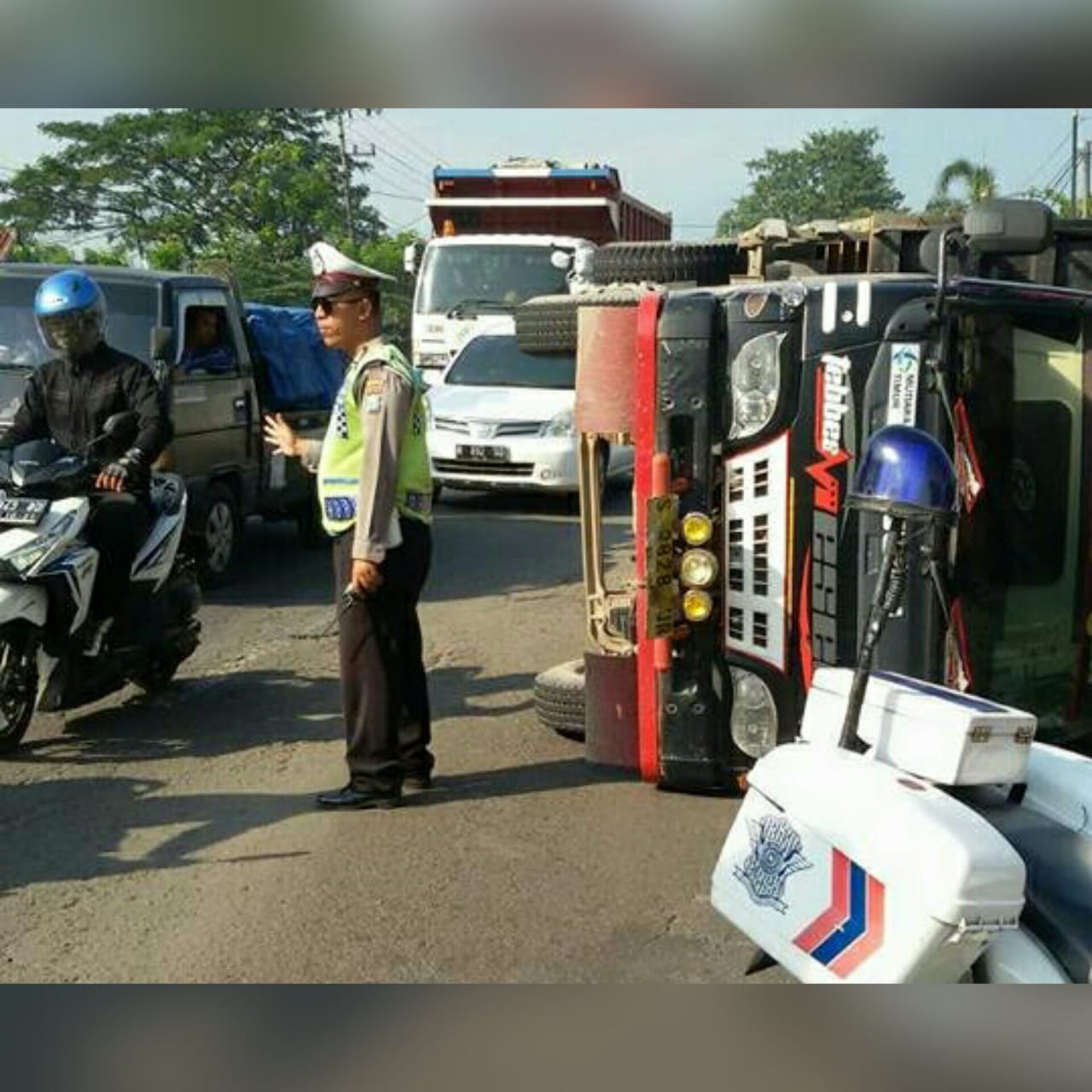  Truk  Batu Pasir  Terguling Evakuasi Harus Hancurkan Muatan  