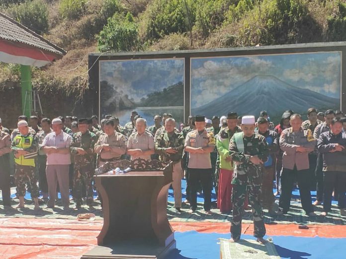 Kebakaran Hutan Semeru, Warga dan Aparat Sholat Minta Hujan - WartaBromo