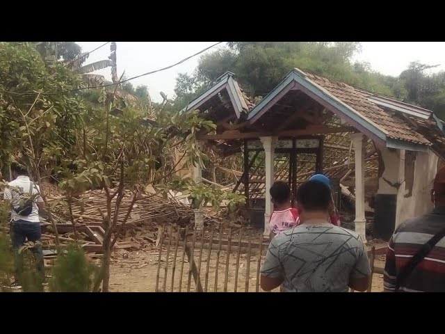 Blarr!  Four Houses in Gondangwetan Collapsed by Explosion